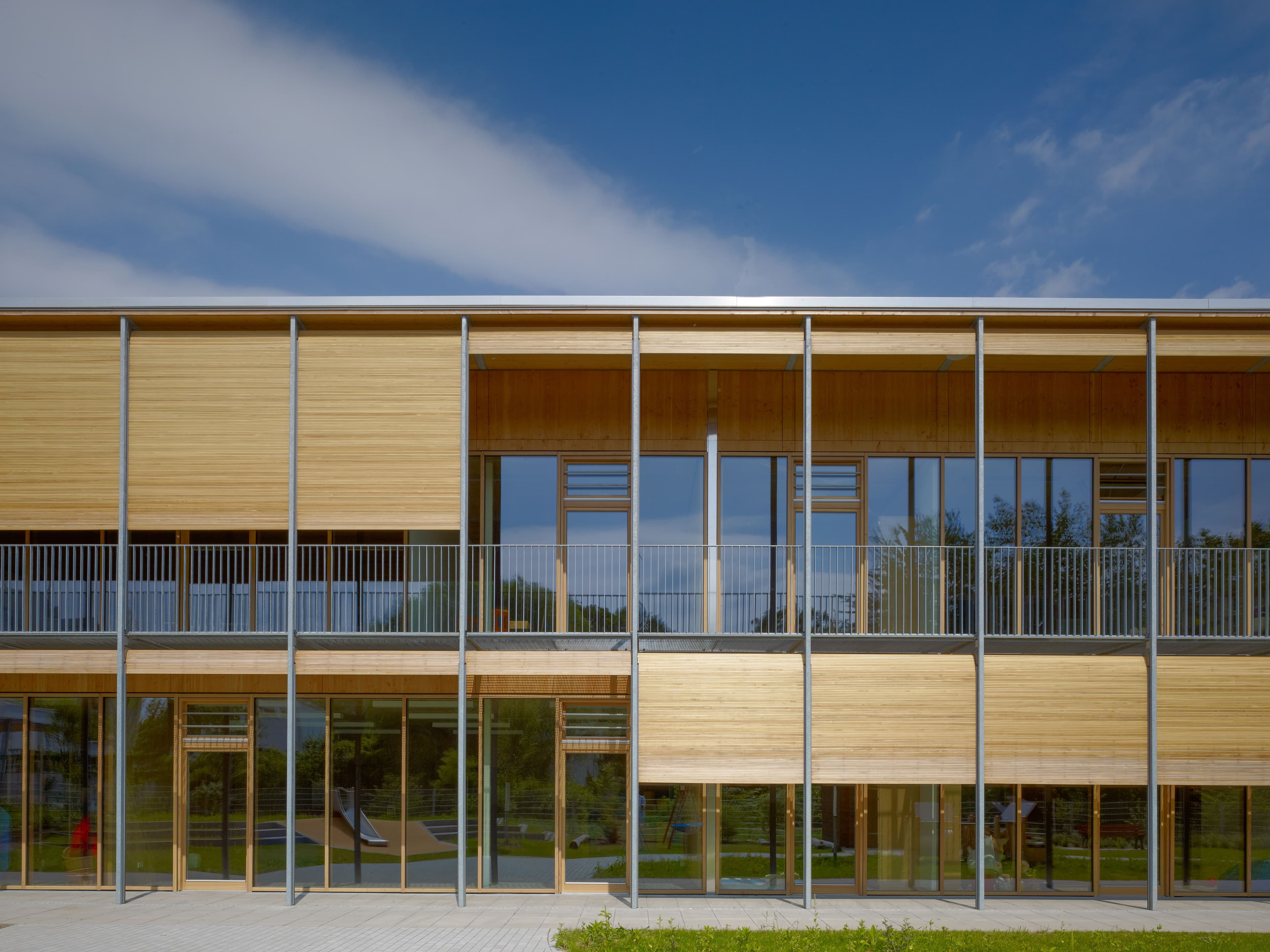 Kindertagesstätte Rödelheim Ansicht Laubengang; Sonnenschutzelemente halb-offen