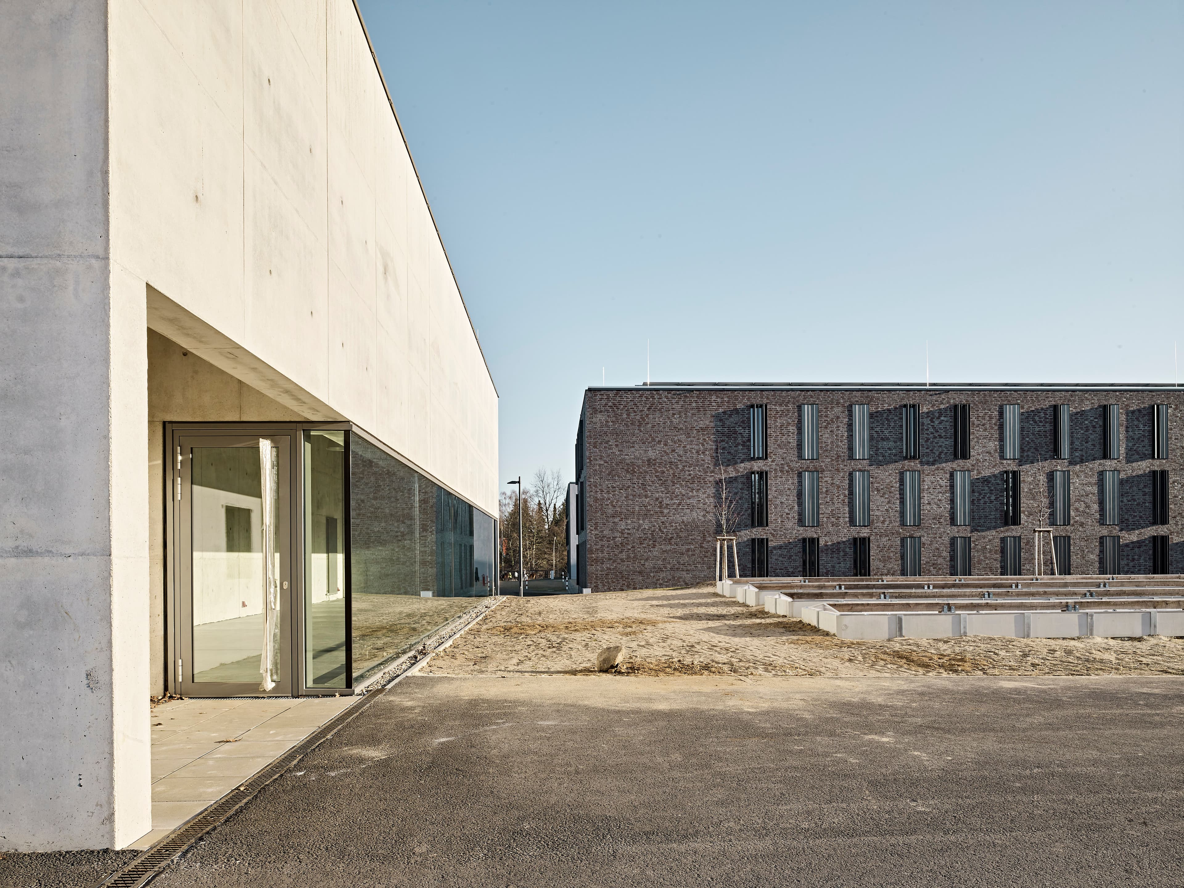 JVA Düppel Blick auf Fassade und Blumengeschäft von aussen