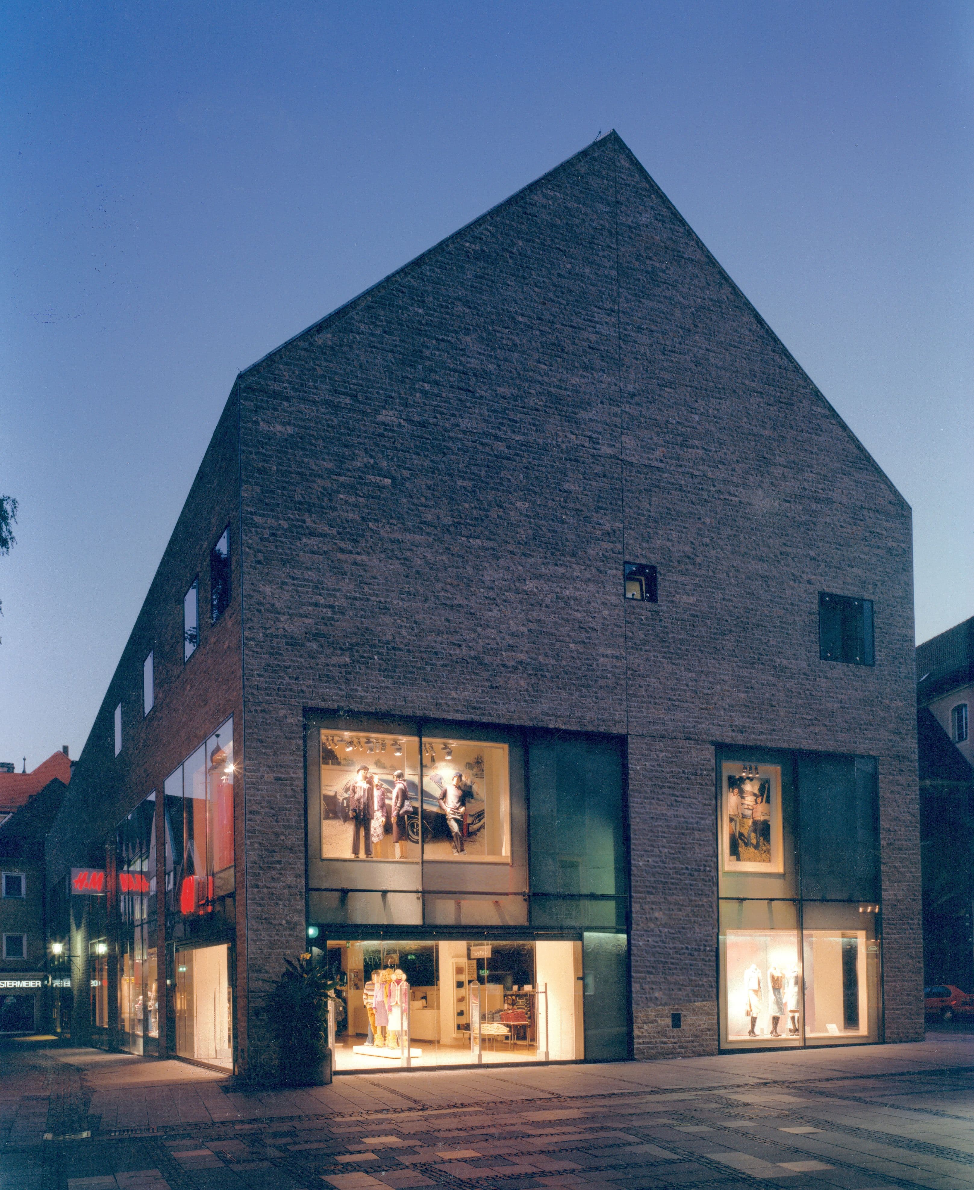 Geschäftshaus am St.-Kassians-Platz Ansicht Stirnseite bei Dämmerung