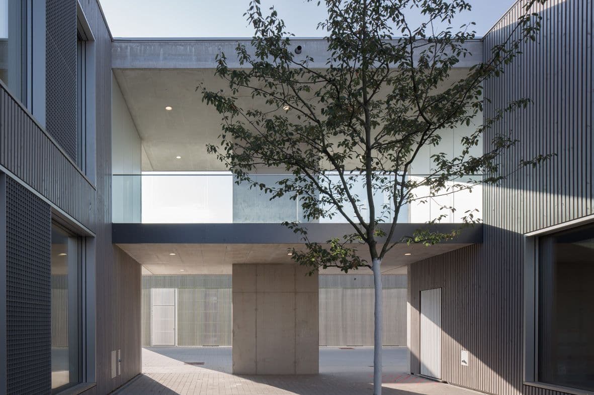 GSK Frankfurt Blick durch Loggia