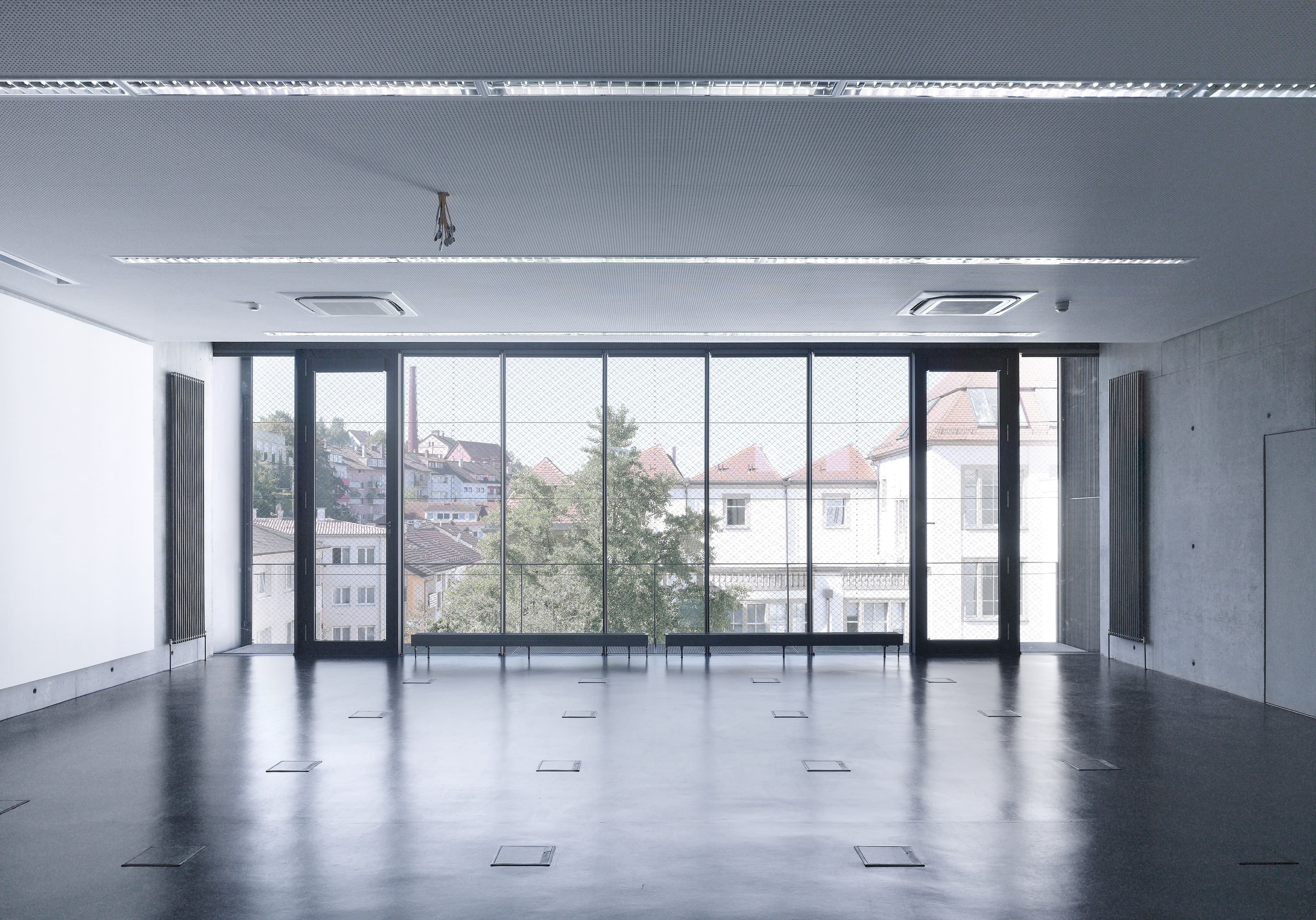 Fakultät für Gestaltung Pforzheim Blick Fensterfront von Innen