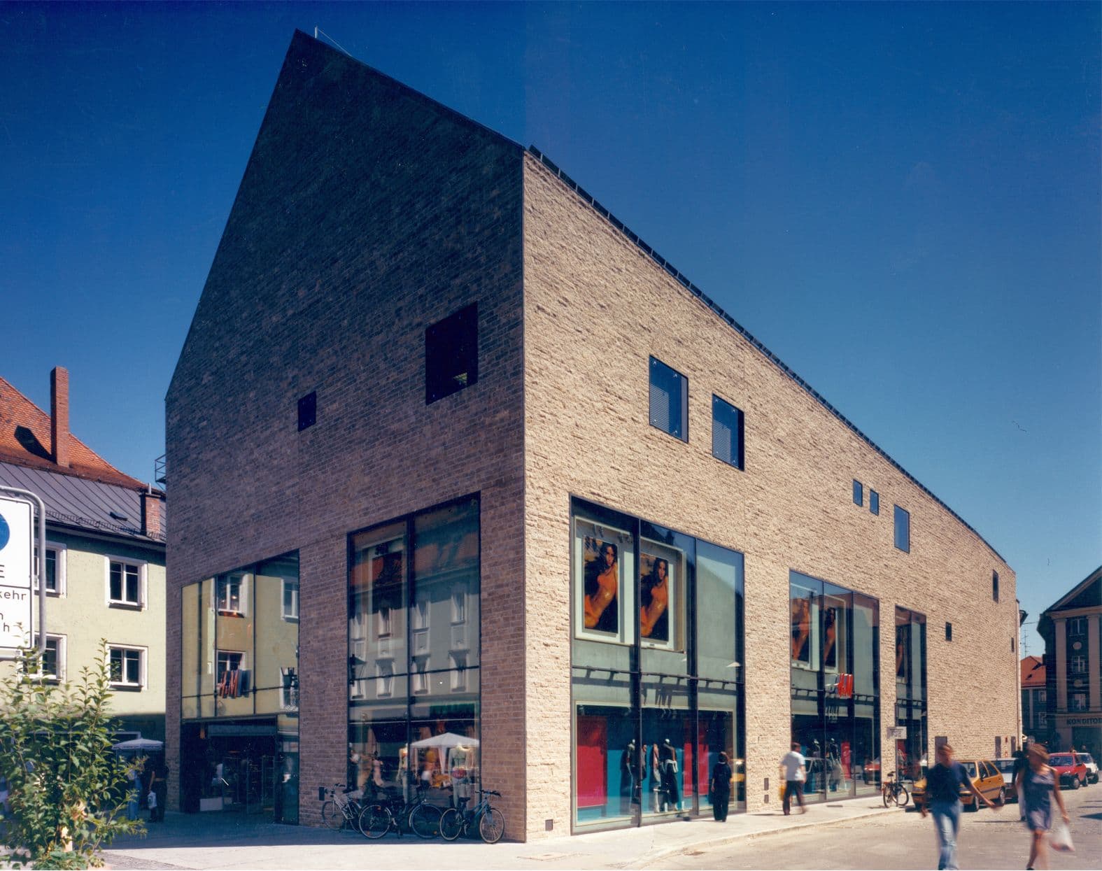 Geschäftshaus am St.-Kassians-Platz Perspektive Übereck