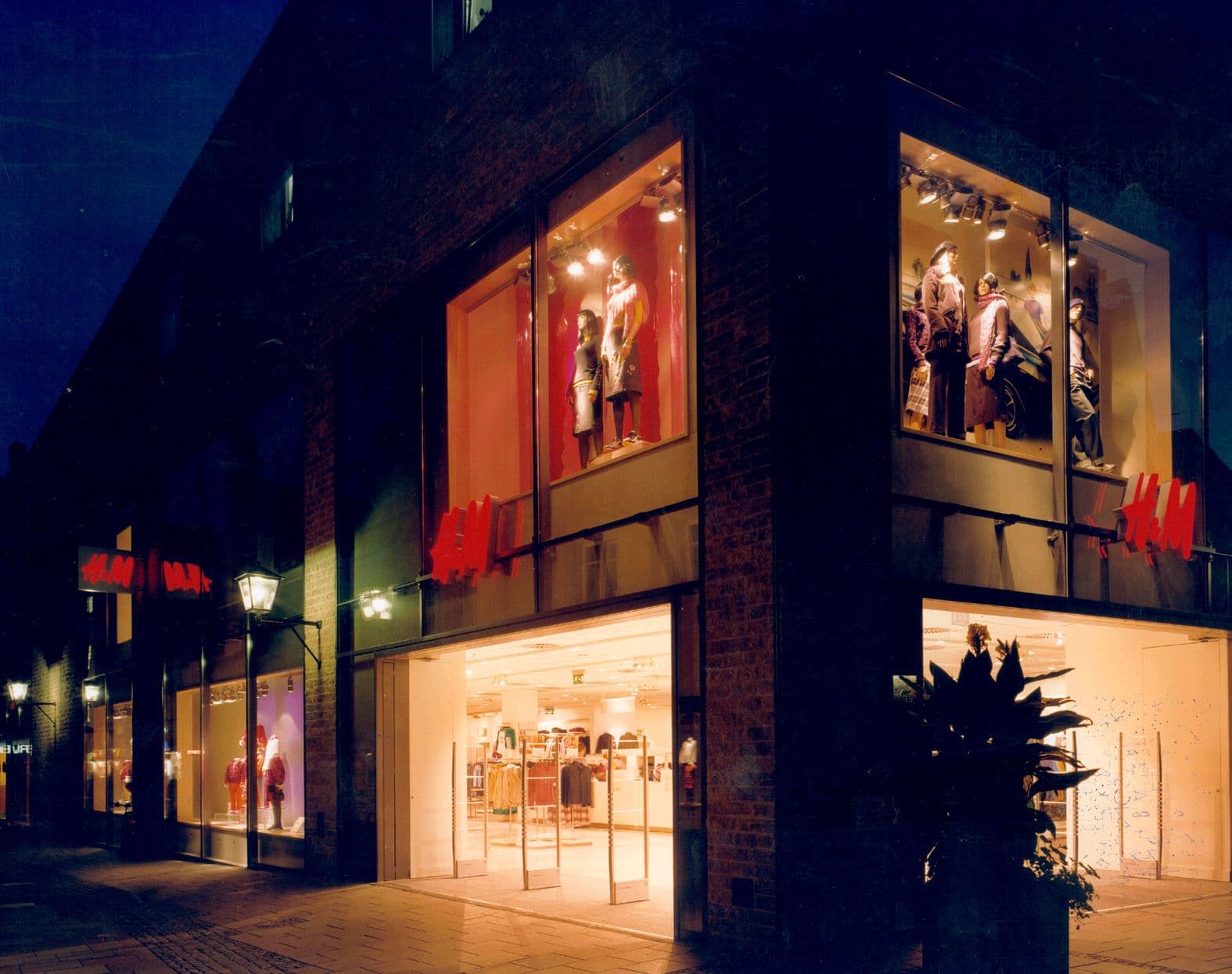 Geschäftshaus am St.-Kassians-Platz Perspektive Eingang bei Nacht