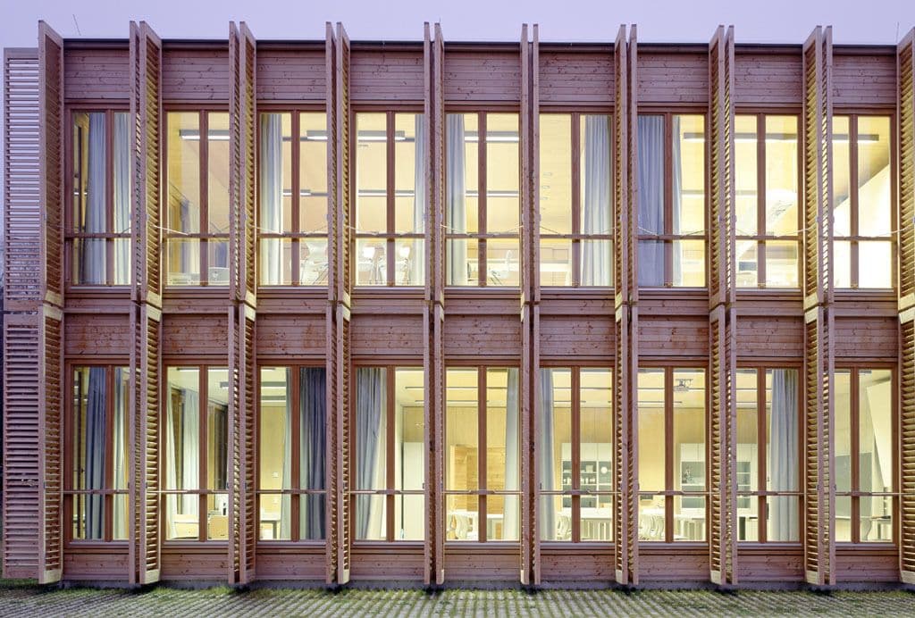 Fachober- und Berufsoberschule Memmingen Ansicht Fassade offen bei Dämmerung