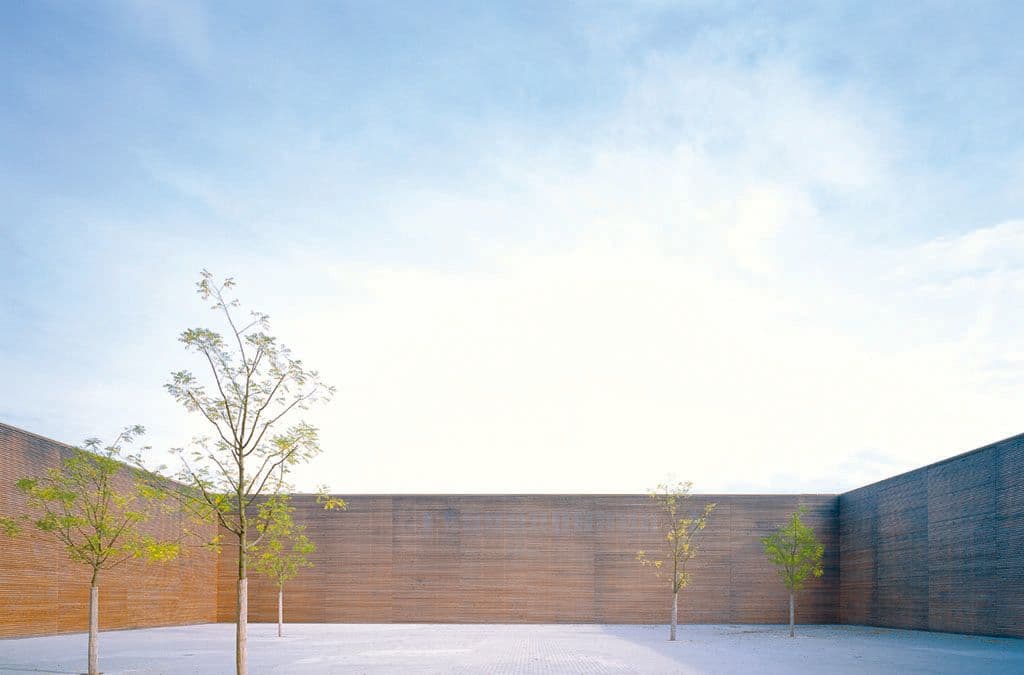 Fachober- und Berufsoberschule Memmingen Perspektive Hof mit Bäumen